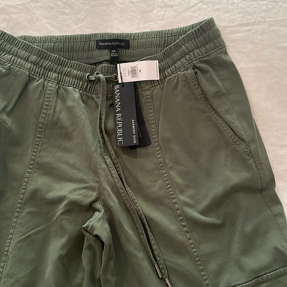 Banana Republic olive joggers. New with Tags. XS